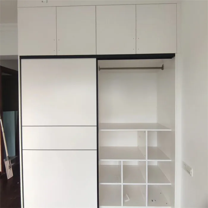 Åben garderobe skydedør