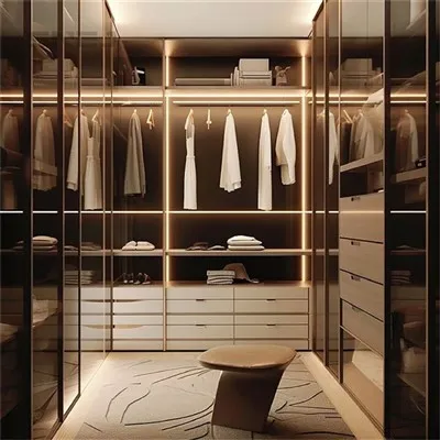 Trægarderobe uden døre